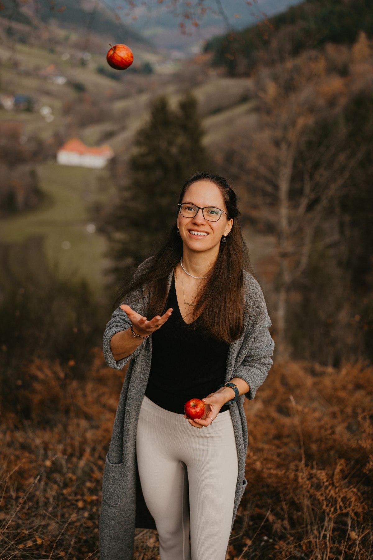 Kim mit einem Apfel in der Natur im Schwarzwald